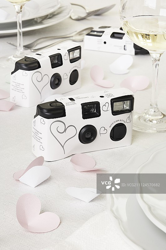 带有纸套和心形纸的桌上一次性相机图片素材