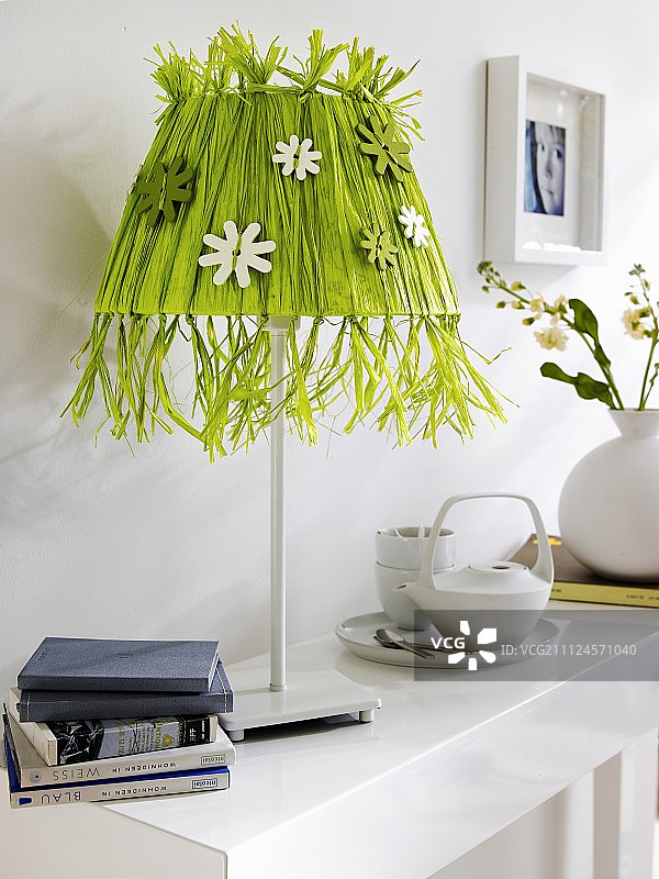 由拉菲草和木制花朵制成的灯罩图片素材