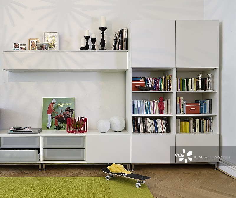 带有架子、滑板和绿色地毯的房间图片素材