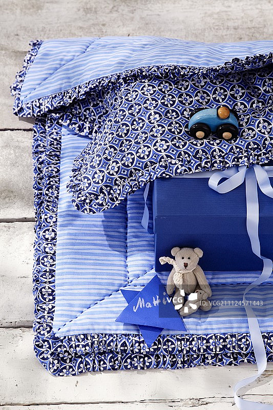 带褶边装饰的婴儿毯特写，礼品和玩具图片素材