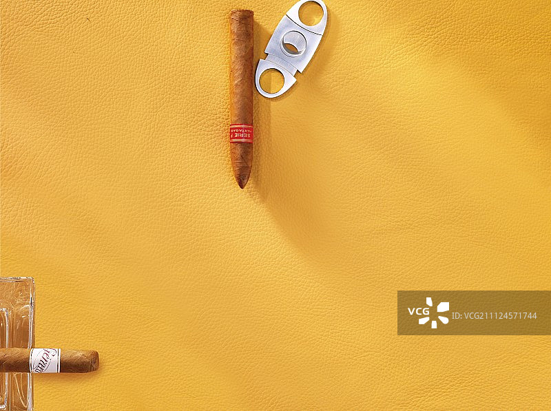 黄色背景上的雪茄和烟灰缸图片素材