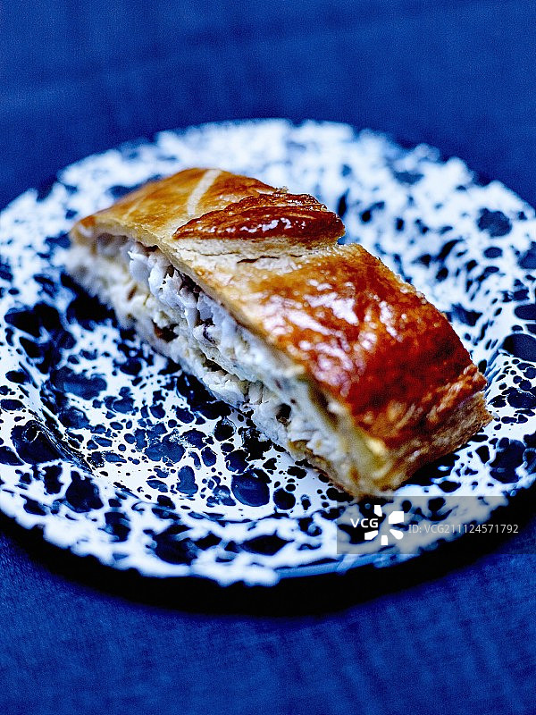 海鲈鱼扇贝慕斯配开心果和龙蒿酥皮图片素材