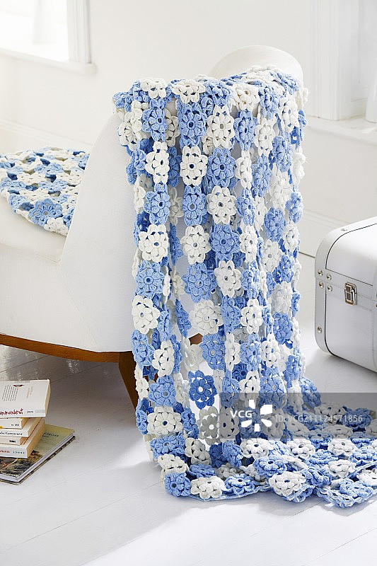 白色沙发上的蓝白格子针织毯图片素材