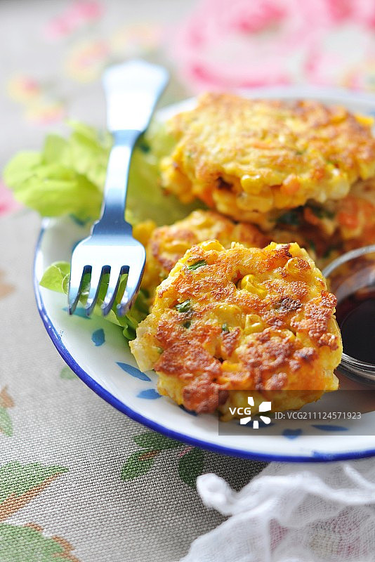 亚洲风味南瓜、甜玉米和豆腐油炸馅饼图片素材