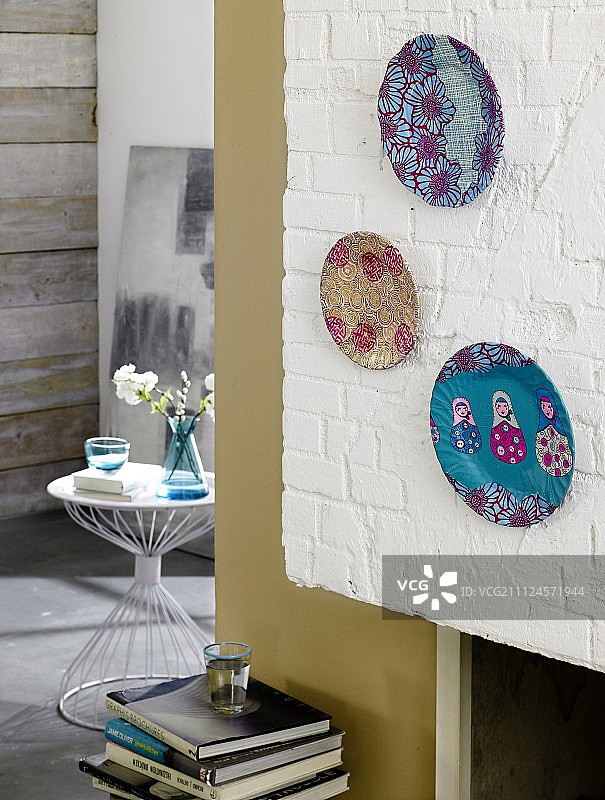 用剪纸装饰的墙盘图片素材