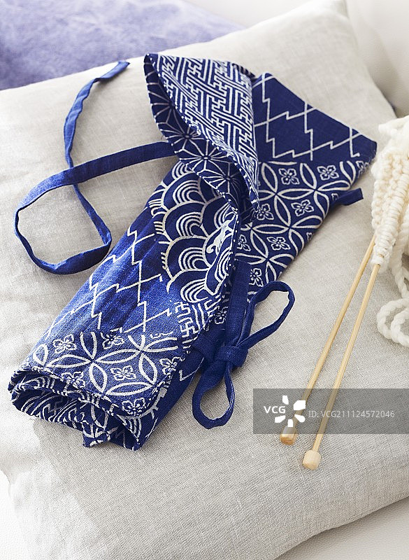 蓝色钩针编织盒与针织针和毛线球图片素材