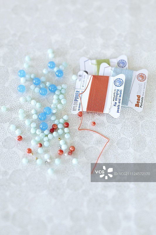 彩色珠子和红色尼龙线图片素材