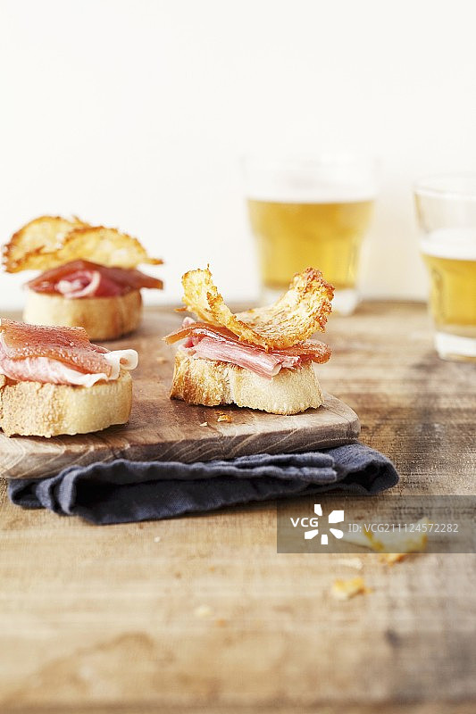 伊比利亚火腿、榅桲酱和曼彻格奶酪串图片素材
