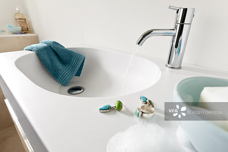 浴室洗手台的流水图片素材
