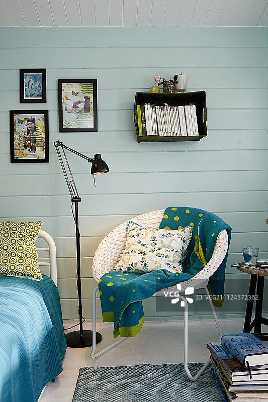 斯堪的纳维亚风格的木制内饰、白色椅子、灯和相框的宾馆图片素材