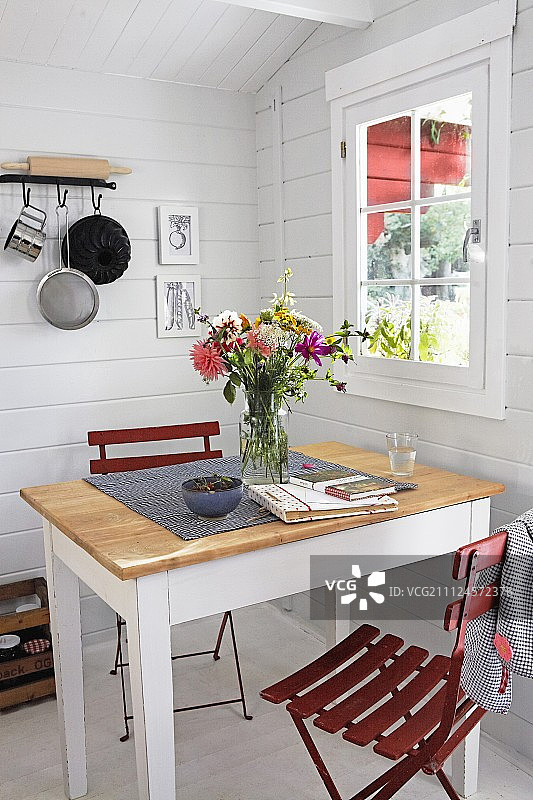 斯堪的纳维亚风格花园房子的桌椅与花瓶图片素材