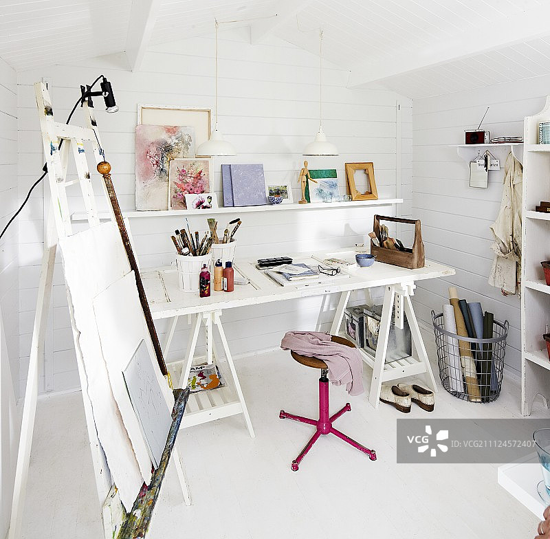 斯堪的纳维亚风格的花园小屋中的画架桌图片素材