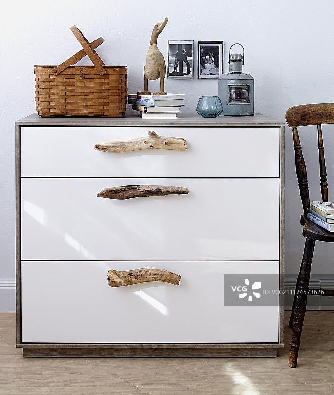 带有浮木把手的现代抽屉柜图片素材