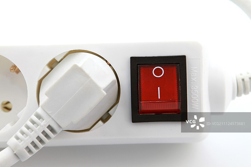 白色背景上的多孔插座特写图片素材