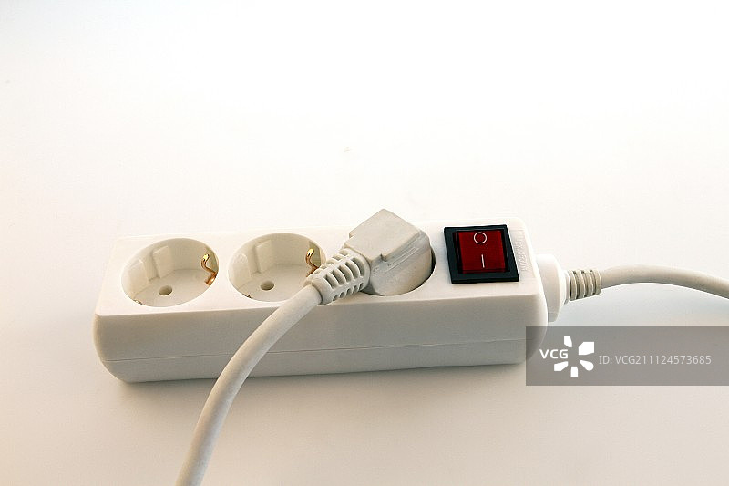 白色背景上的三孔插头延长线特写图片素材