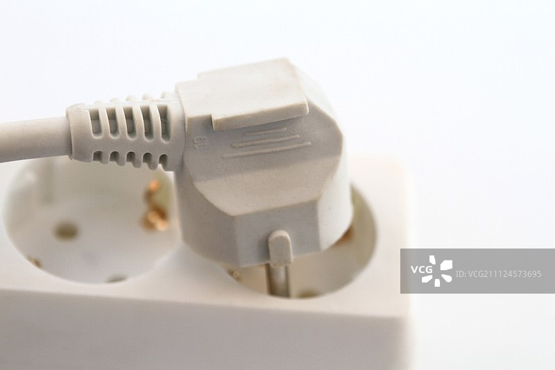 白色背景上插线板的插头特写图片素材