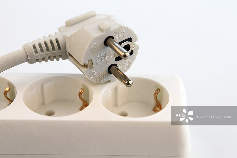 白色背景上插线板的插头特写图片素材