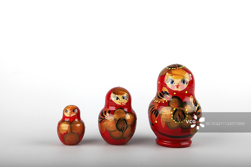 白色背景上的彩色俄罗斯娃娃图片素材