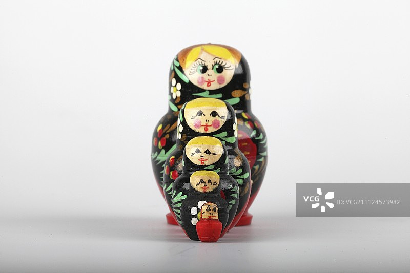 白色背景上的彩色俄罗斯娃娃图片素材