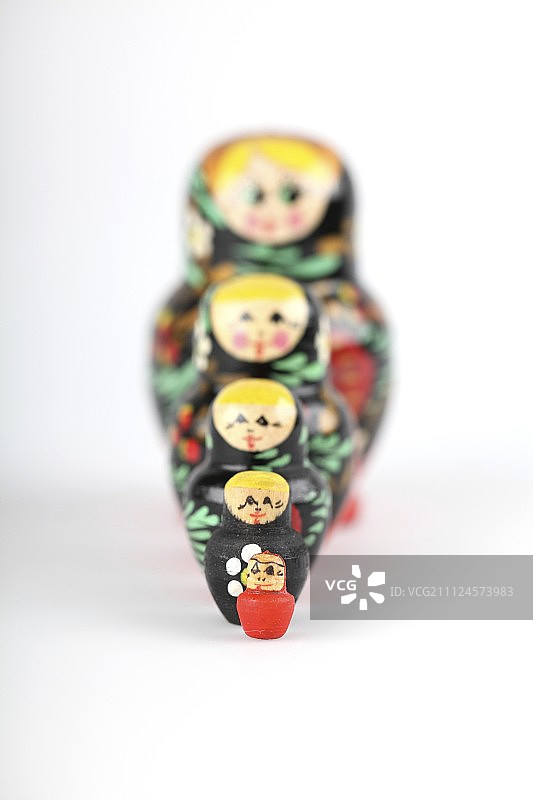 白色背景上的彩色俄罗斯娃娃图片素材