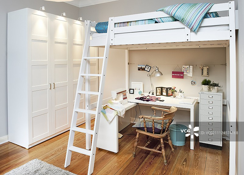 带有工作区的阁楼床下卧室图片素材