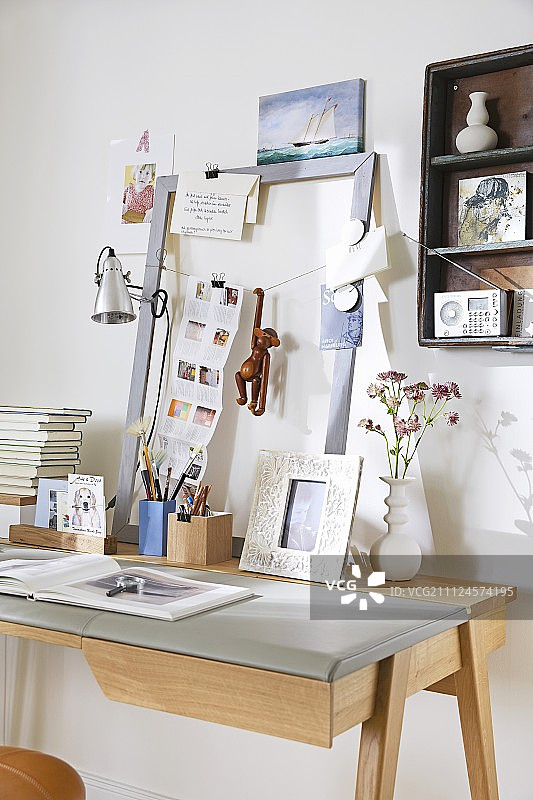 带有笔记和木制框架的备忘板图片素材