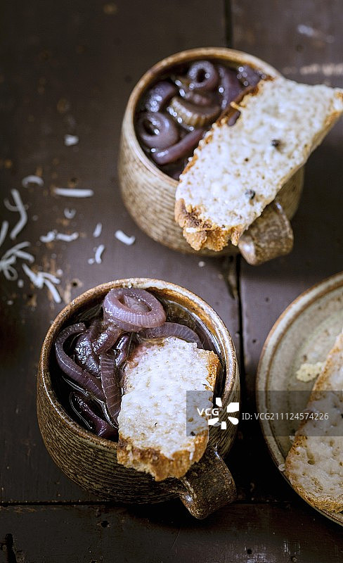 红洋葱汤配佩科里诺芝士吐司图片素材