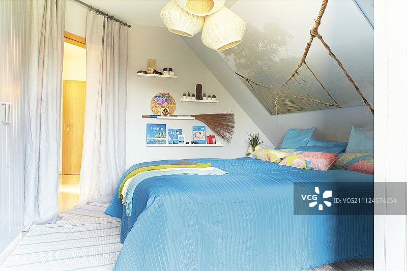 带床、架子上海报、阁楼和灯的卧室图片素材