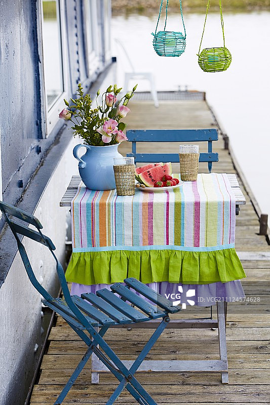 桌布上带条纹的彩色亚麻桌旗图片素材