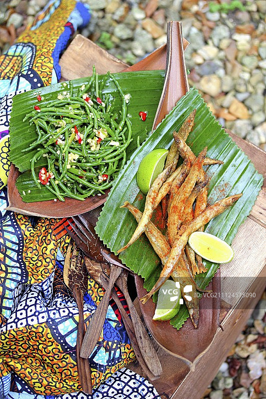 蒜香胡椒姜汁炸鱼图片素材