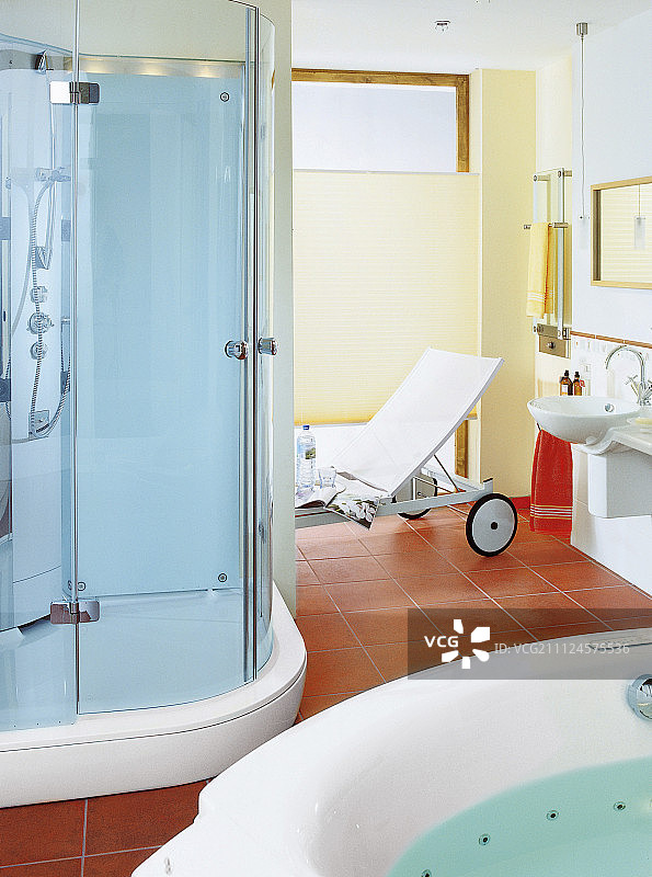 现代浴室内的玻璃墙淋浴和水槽图片素材