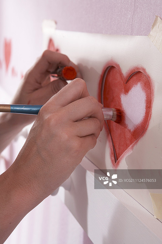 儿童房墙壁绘制红色爱心的特写图片素材