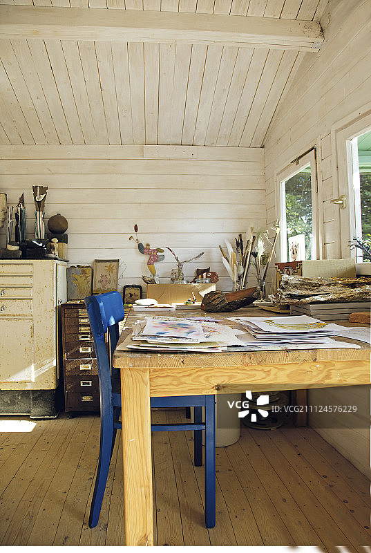 窗户旁木桌上的纸质表带和笔尖图片素材