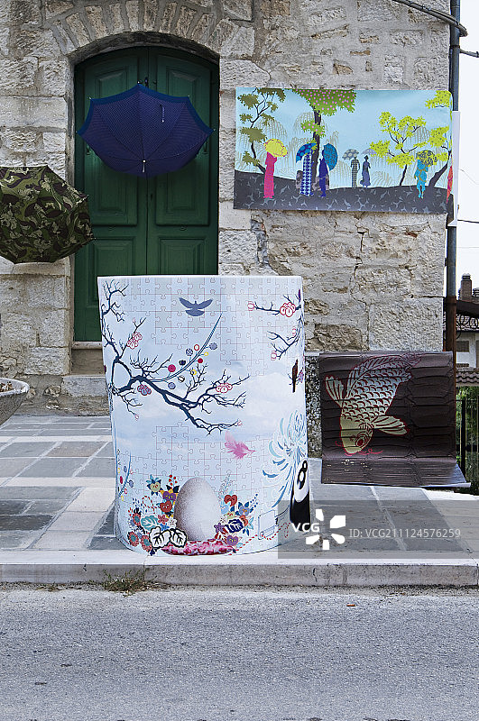 排列在房屋前人行道上的各种类型的壁纸图片素材