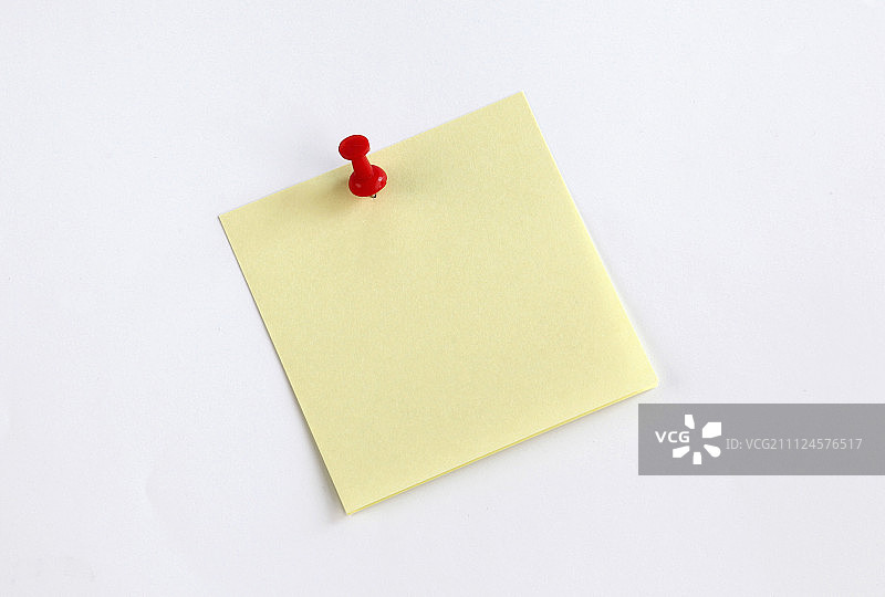 白色背景上带有红色图钉的黄色便签图片素材