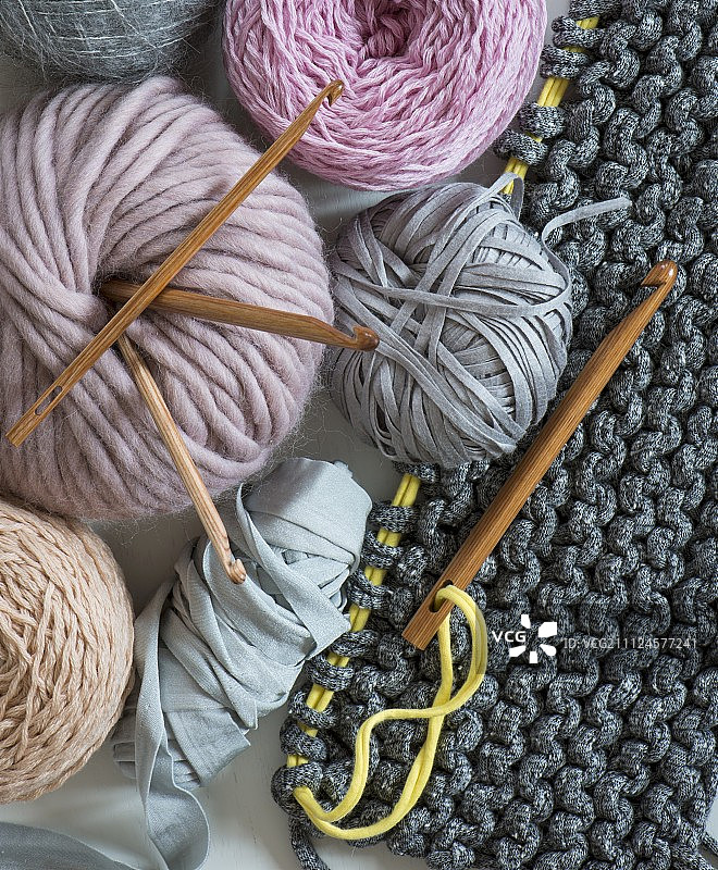 各种羊毛和用于编织的钩针图片素材