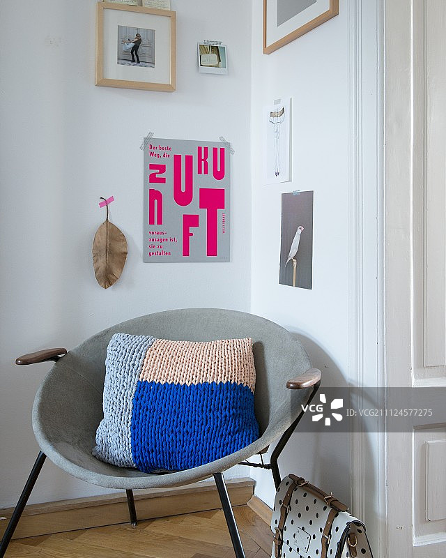 钩编彩色拼接靠垫图片素材