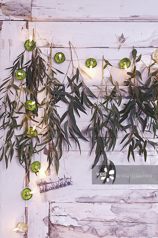 用冰杯、小彩灯和桉树枝制成的花环图片素材