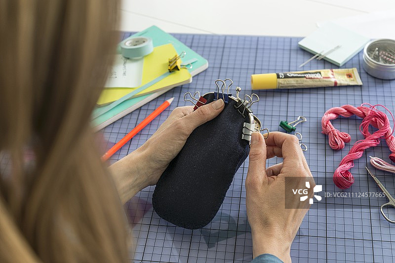 将手袋框安装到眼镜盒上图片素材