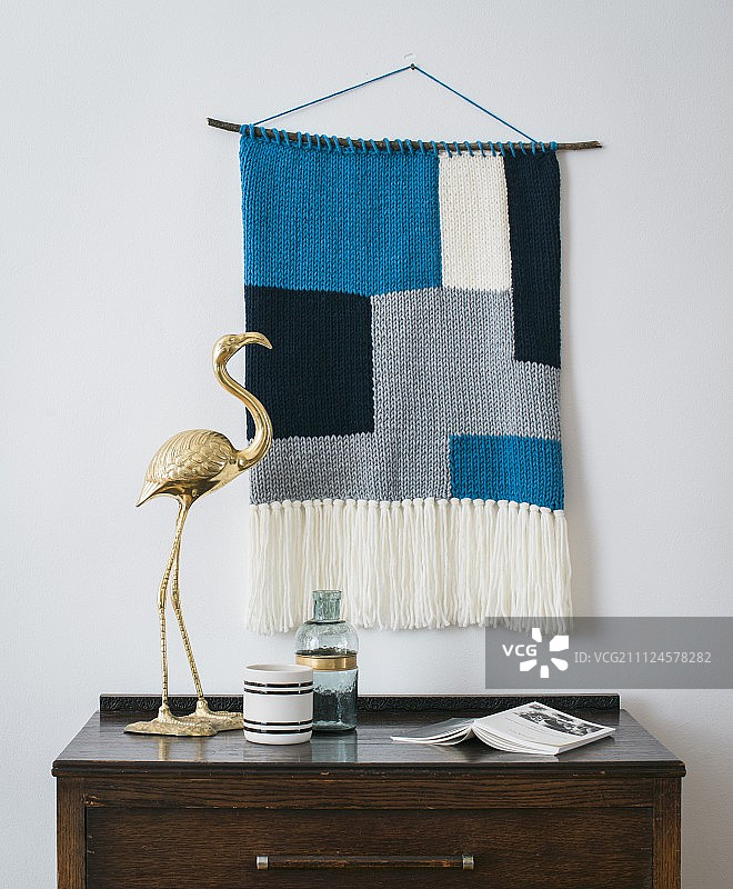 由混纺毛线制成的针织壁挂，采用块状印花图片素材