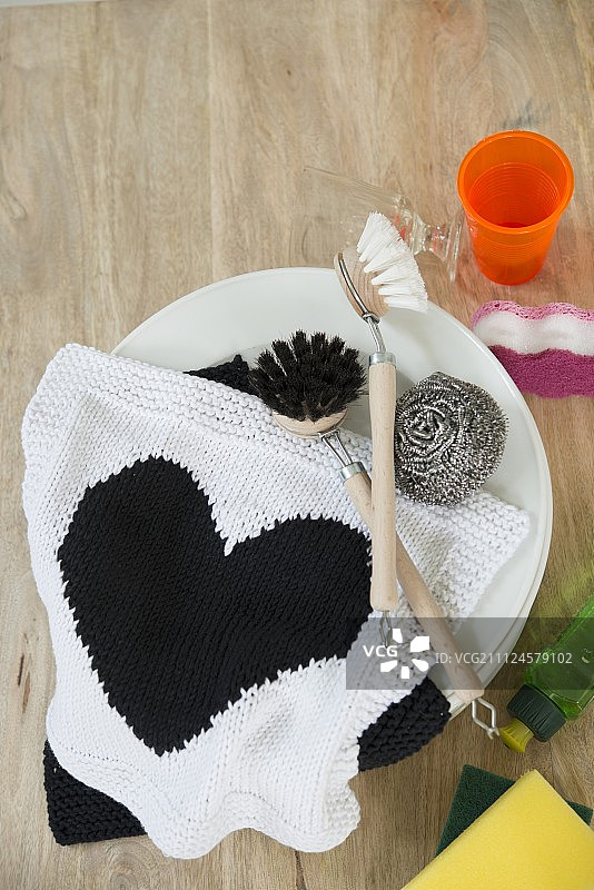 手工编织的爱心图案棉线洗碗布图片素材