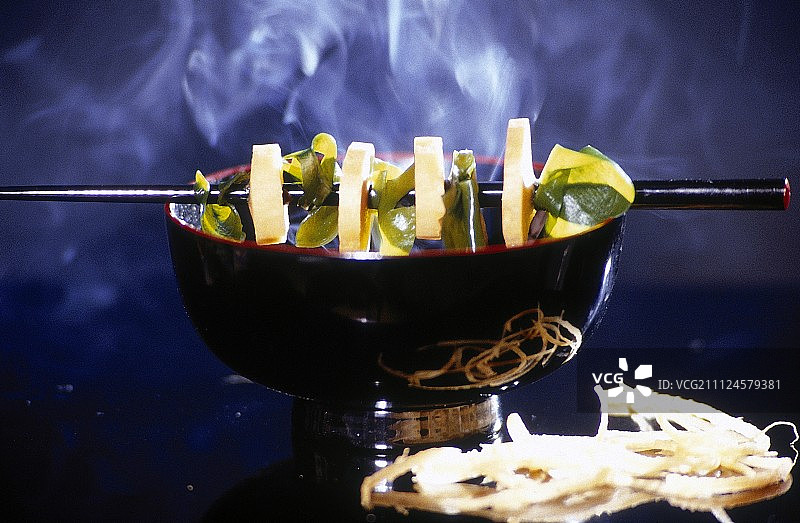 味噌汤碗与筷子串起的食材图片素材