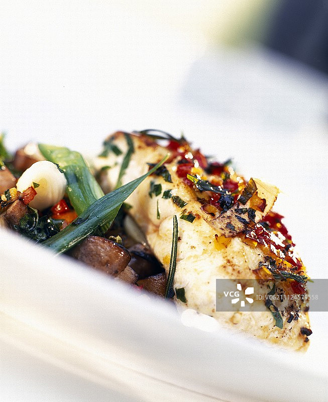 胡椒黄油烩蘑菇野菜河洛鱼片特写图片素材