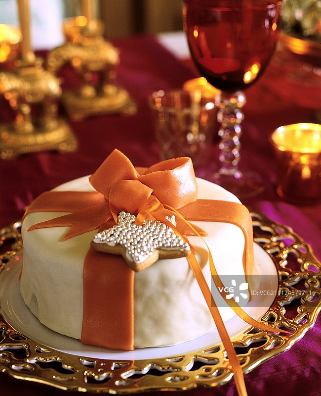 星形饼干和杏仁蛋白软糖装饰的杏仁蛋糕图片素材