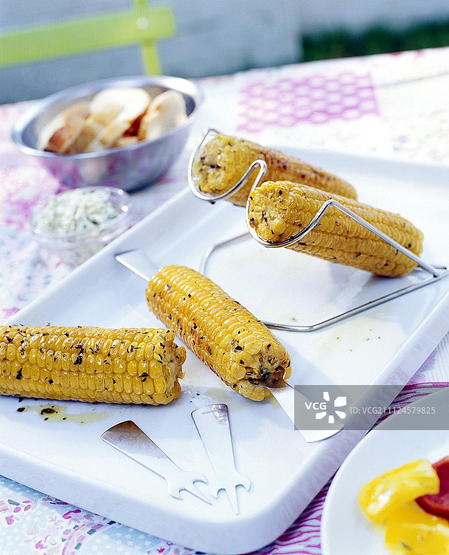 带玉米签的烤玉米图片素材