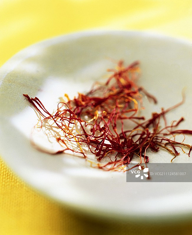 碗中藏红花丝的特写图片素材