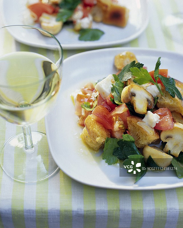 面包沙拉特写，盘中有番茄和蘑菇图片素材