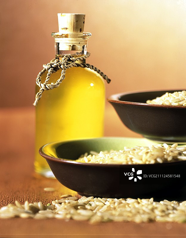瓶装米糠油和碗里的稻米种子图片素材