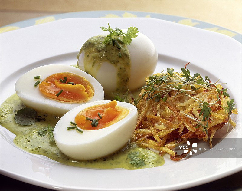 香草酱鸡蛋和土豆饼特写图片素材