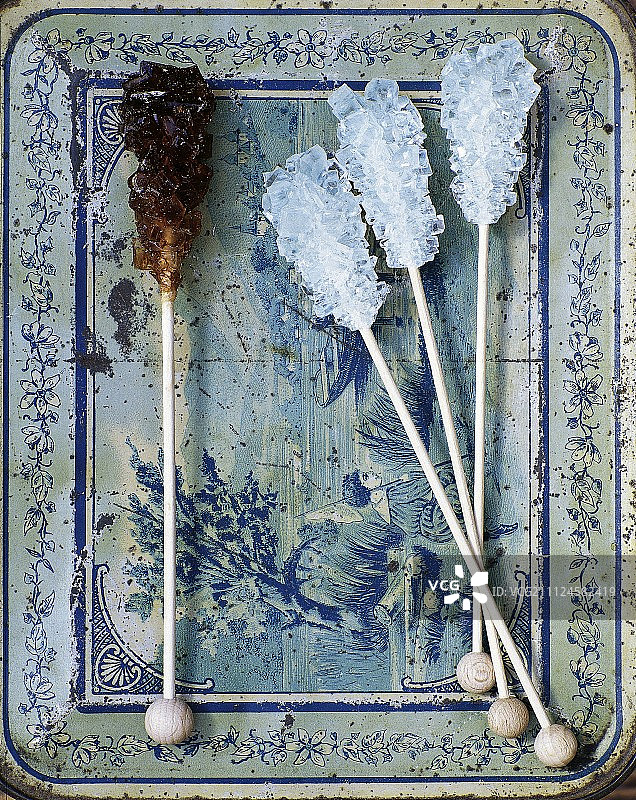 托盘上三根白色和一根棕色糖棒特写图片素材